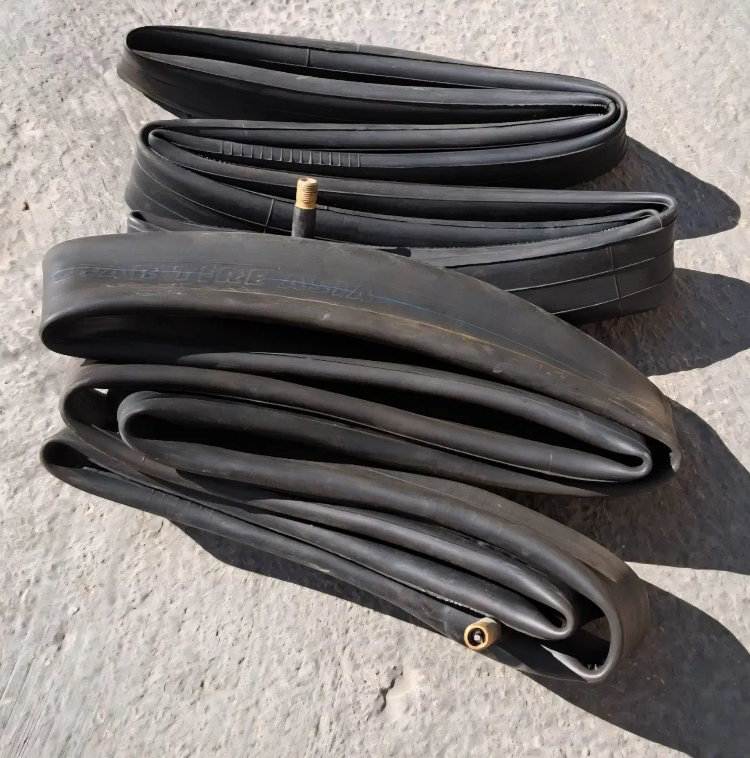 دوعدد تیوپ دوچرخه|دوچرخه، اسکیت، اسکوتر|میانه, |دیوار