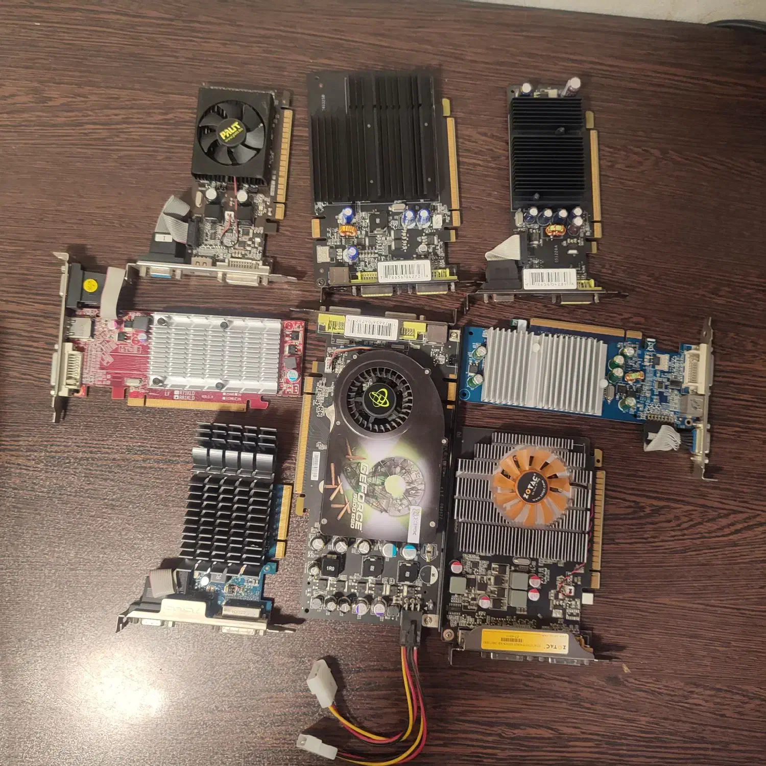 هشت تا گرافیک با هم چهار گیگ دو گیگ و ...|قطعات و لوازم جانبی رایانه|مشهد, شهرآرا|دیوار