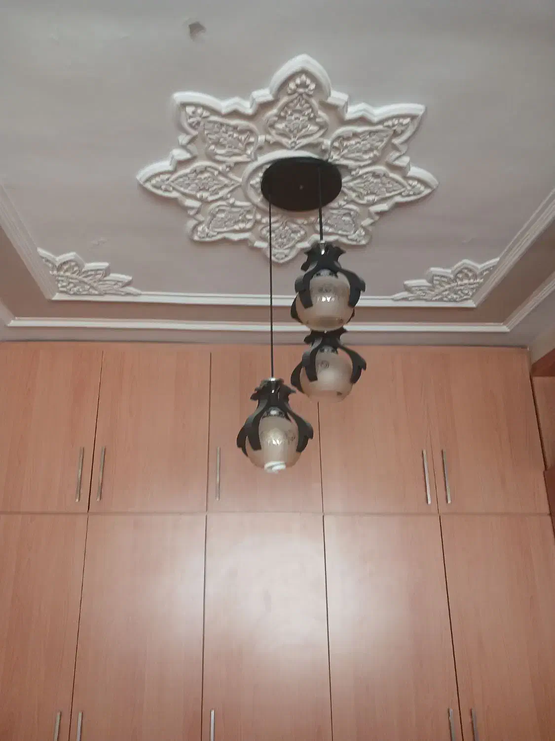 ۲عدد لوستر تمیز وچوبی|لوستر و چراغ آویز|اصفهان, چشمه باقرخان|دیوار