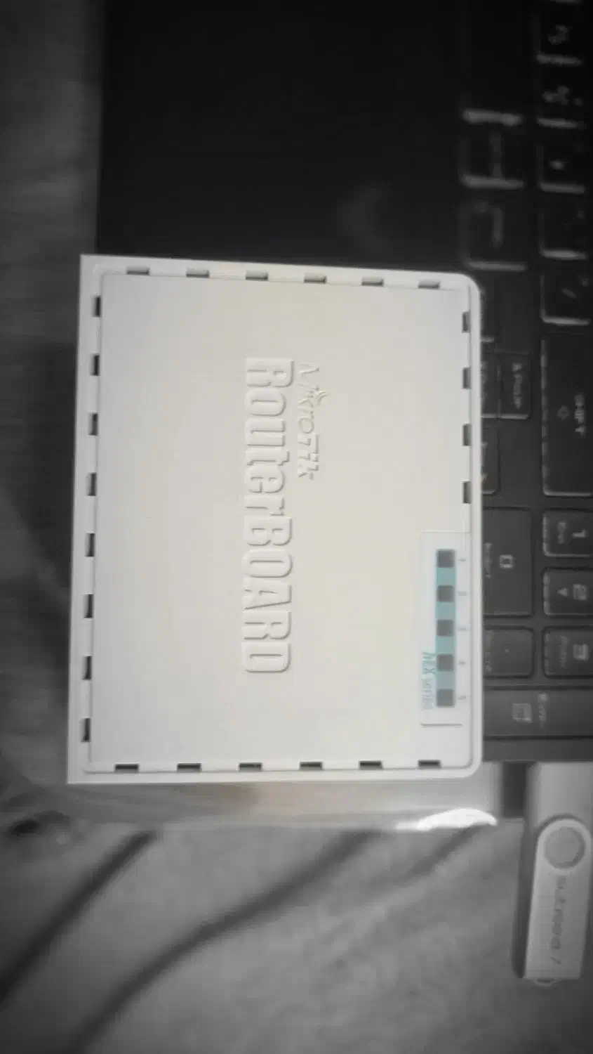 روتر میکروتیک hEX RB750Gr3 کاملا سالم و تمیز|مودم و تجهیزات شبکه|تهران, جمال‌زاده|دیوار