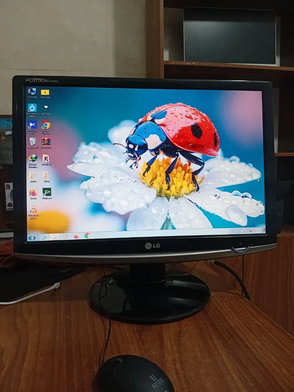 مانیتور ۱۹ اینچ برند LG با پایه فابریک|قطعات و لوازم جانبی رایانه|بابل, |دیوار