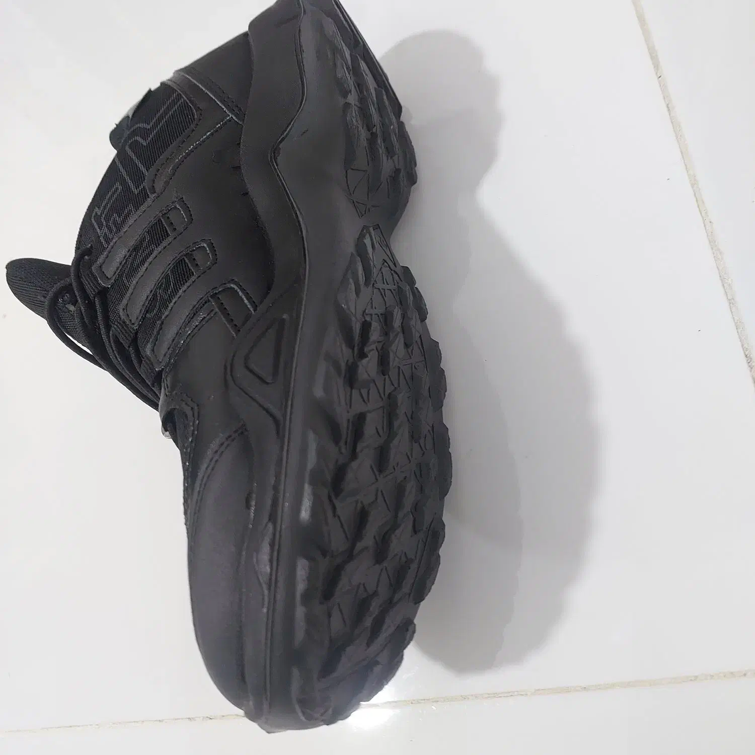 کفش|کیف، کفش، کمربند|زبرخان, |دیوار