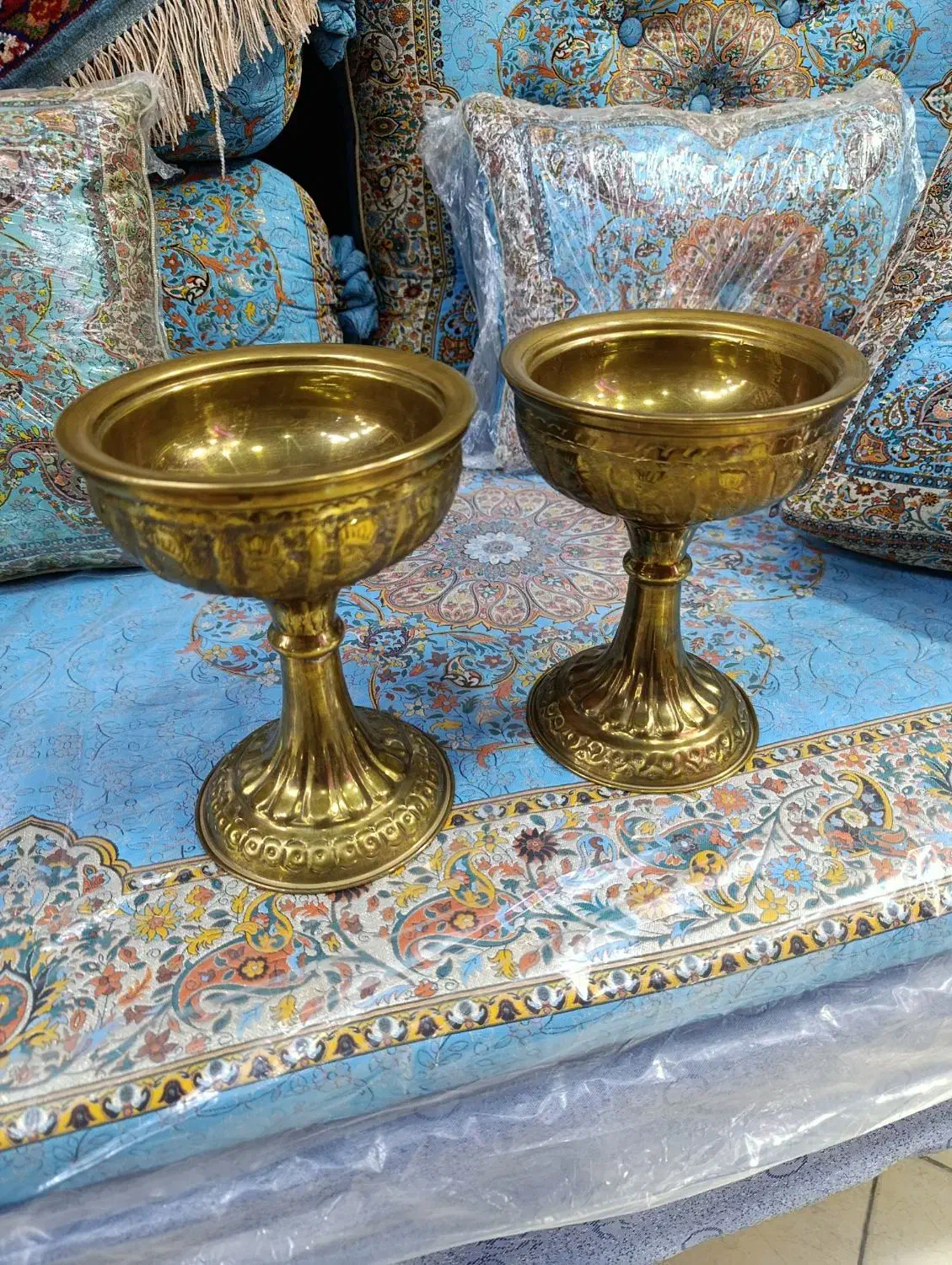 دو عدد جام قدیمی  طلایی رنگ قلم به اندازه 23 سانت|کلکسیون اشیاء عتیقه|خرم‌آباد, |دیوار