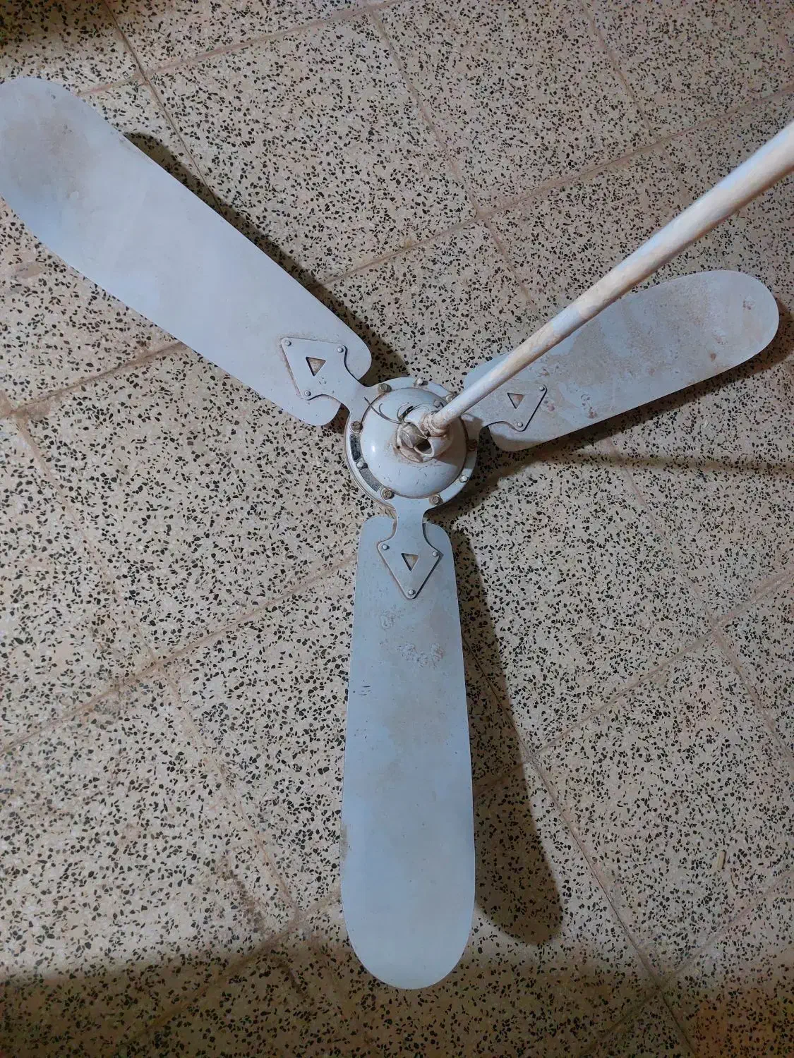 پنکه سقفی|پنکه و تصفیهکنندهٔ هوا|رفسنجان, |دیوار