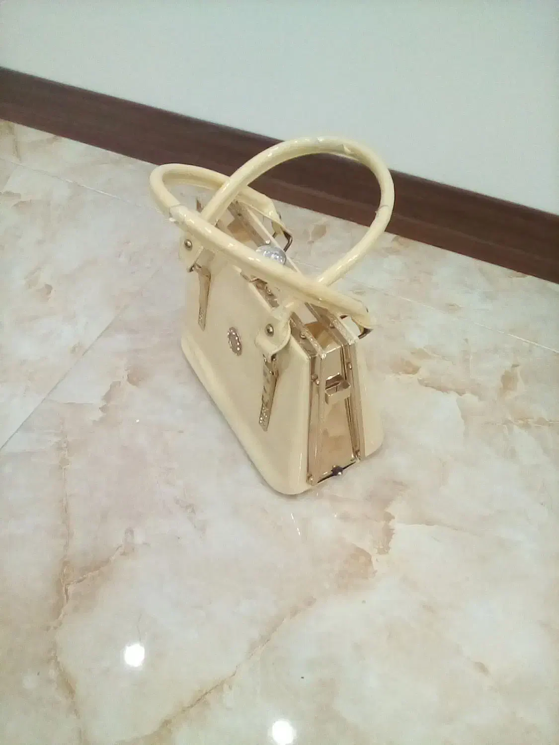 کیف|کیف، کفش، کمربند|قم, نخودی|دیوار