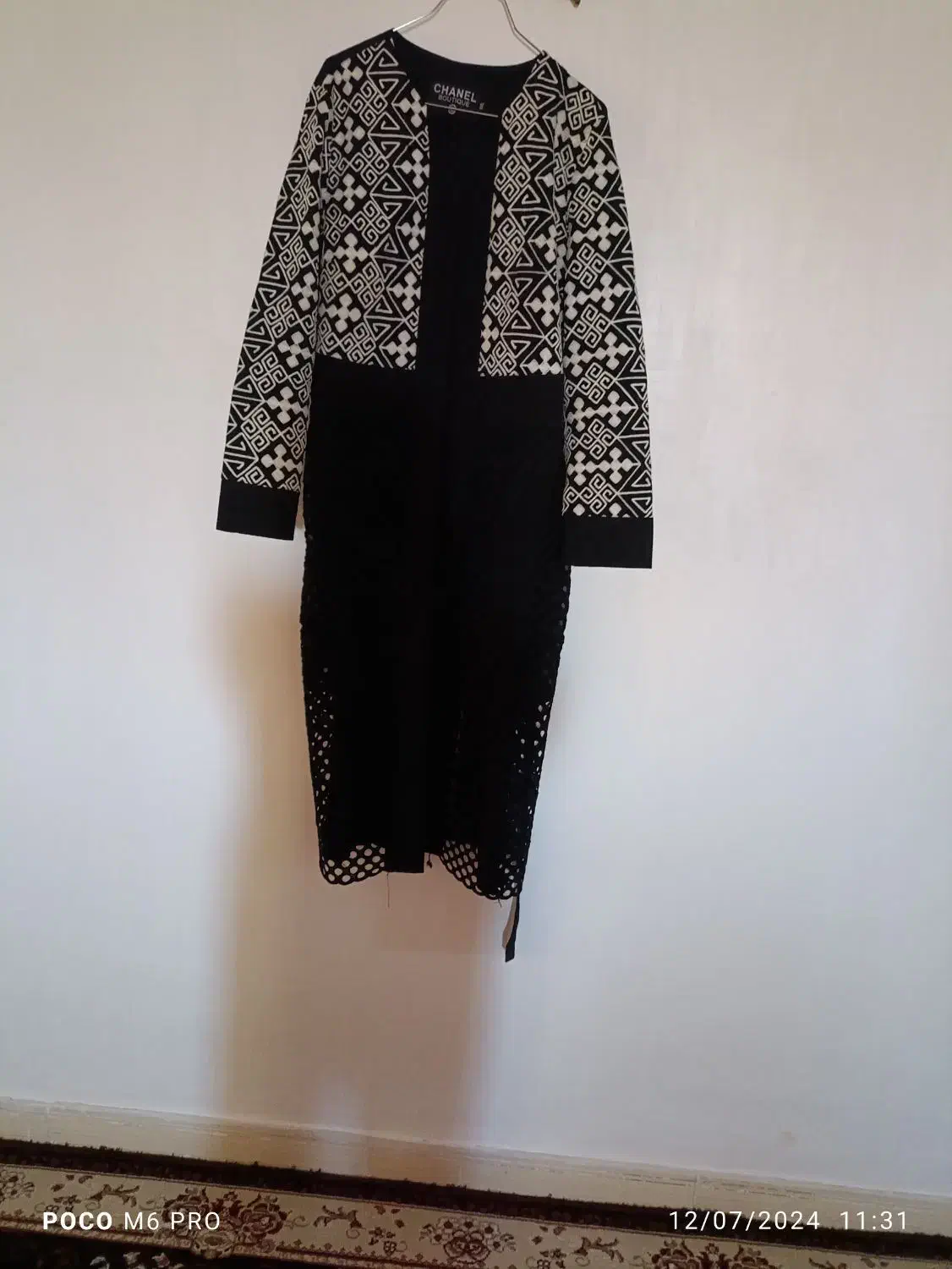 تعدادی مانتو وشال|لباس|الشتر, |دیوار