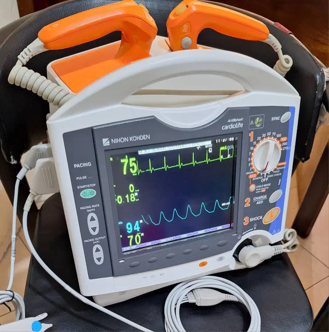 فروش الکتروشوک و دیفیبریلاتور بیمارستانی|پزشکی|تهران, فلسطین (میدان انقلاب)|دیوار