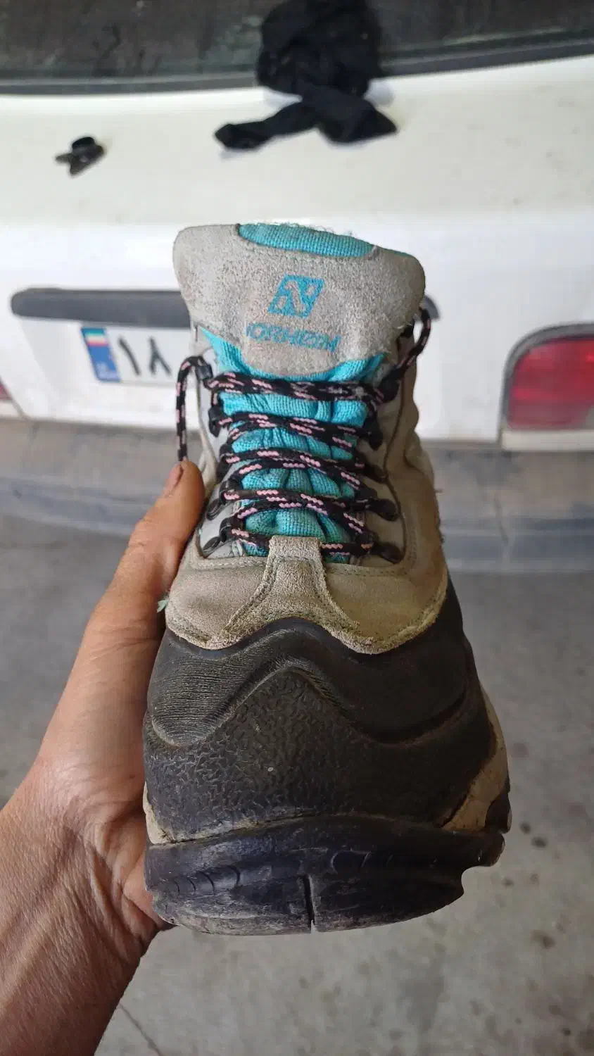 کفش کوهنوردی|کیف، کفش، کمربند|نقده, |دیوار