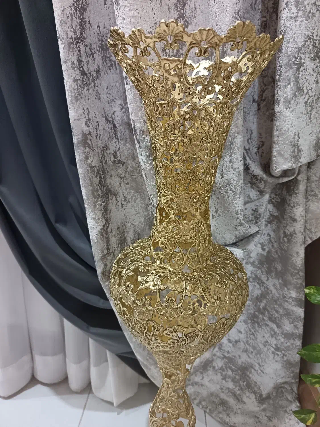 گلدان برنز کنار سالنی|مجسمه، تندیس، ماکت|بیرجند, |دیوار