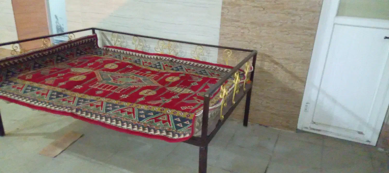 تخت سنتی آهنی|مبلمان خانگی و میز عسلی|اهواز, زیتون کارگری|دیوار