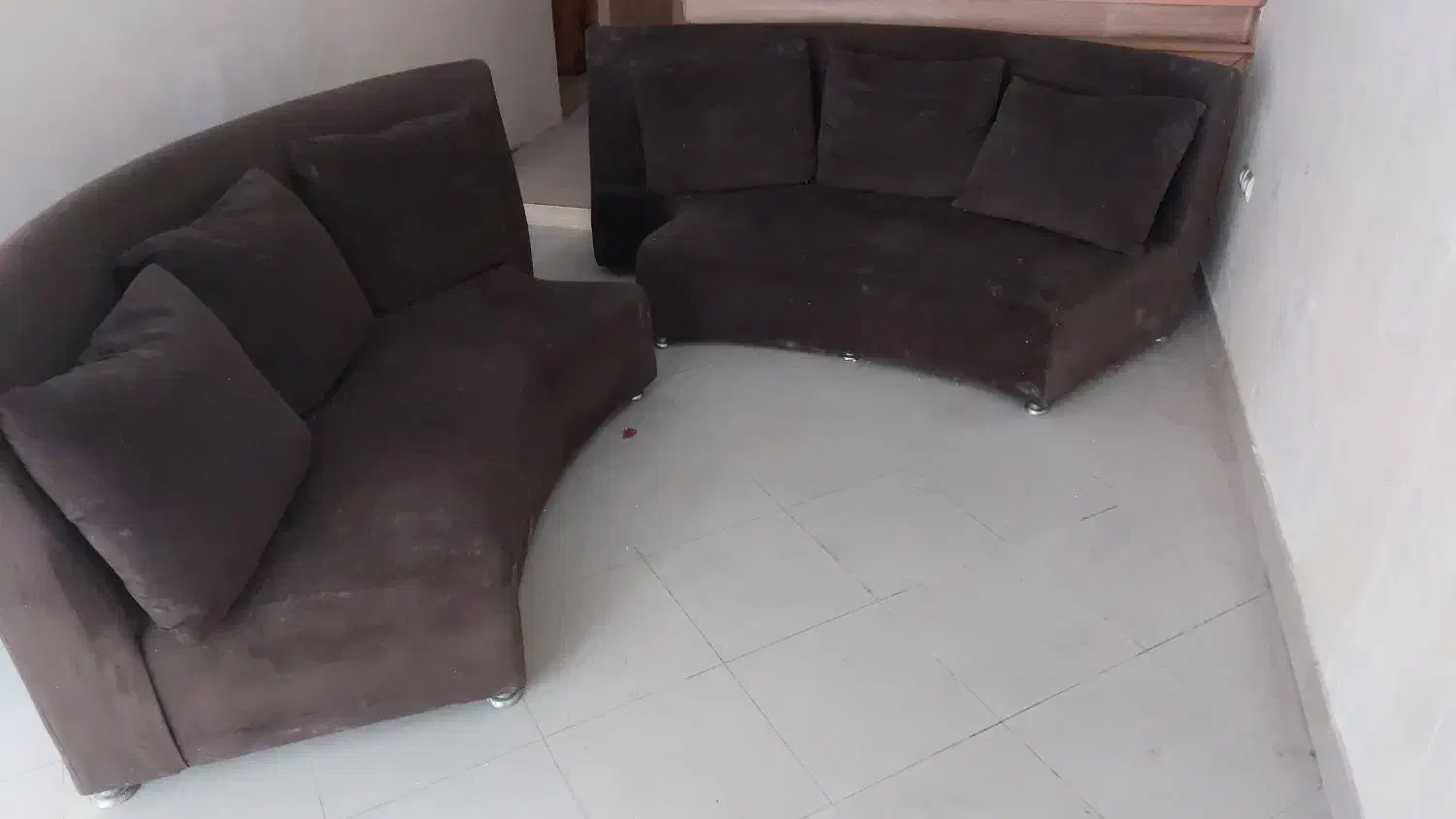 مبل راحتی سالم با پایه فلزی|مبلمان خانگی و میز عسلی|رشت, گلسار|دیوار