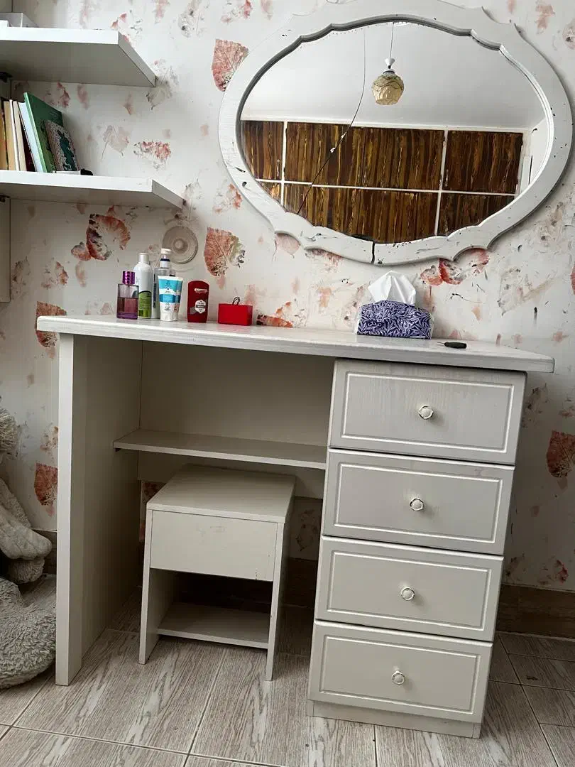 تخت و میز ارایش|تخت و سرویس خواب|قم, زنبیل آباد|دیوار