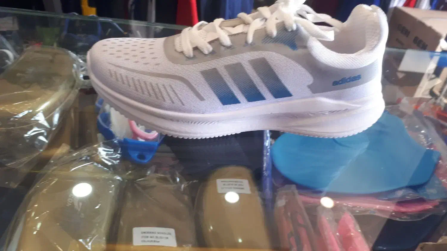 کفش راحتی و اسپورت. صدرا. مطهر نیا. ورزشی پارسه|کیف، کفش، کمربند|صدرا-فارس, فاز ۱|دیوار