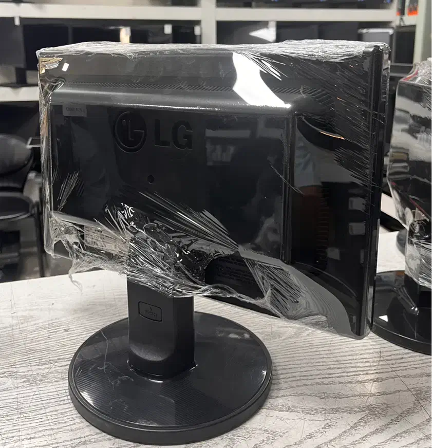 مانیتور 16 اینچ واید برند LG تعداد یک دست|قطعات و لوازم جانبی رایانه|کرج, گلشهر|دیوار