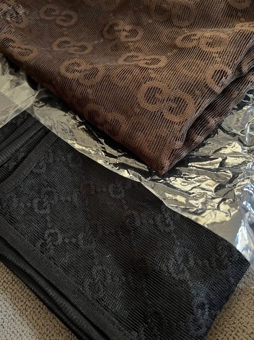 تعدادی شال توری و طرح دار|لباس|شیراز, قلعه شاهزاده بیگم|دیوار