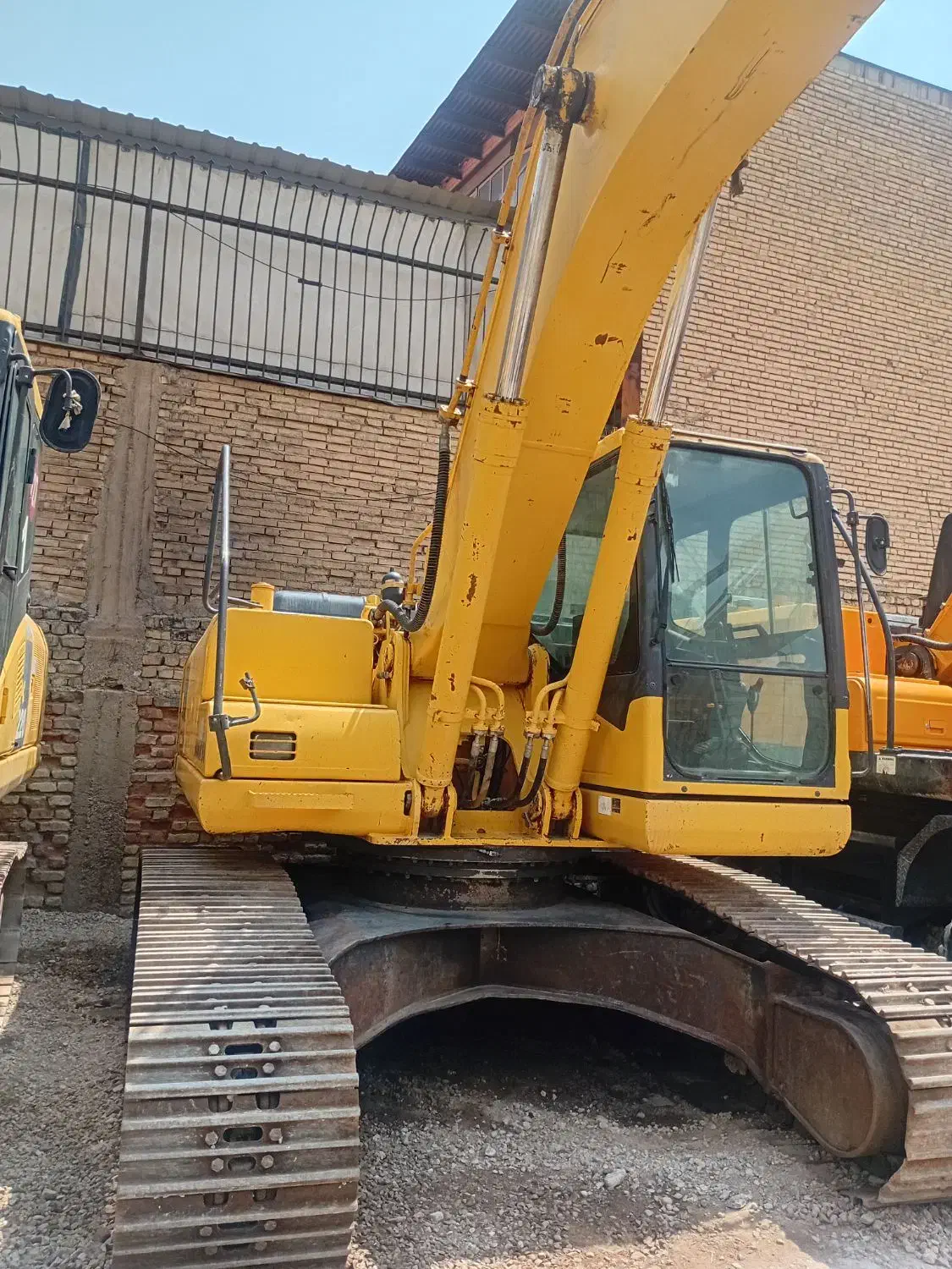 بیل کوماتسو  220 مدل 2010 و لاستیکی هیوندا 200|خودرو سنگین|شیراز, شهرک امیر کبیر|دیوار