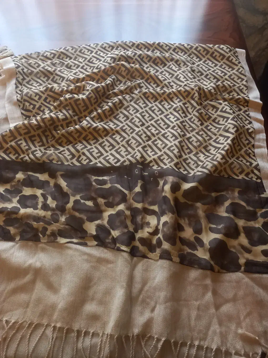 شال دولایه ی فِندی نو کار نخورده|لباس|ساری, |دیوار