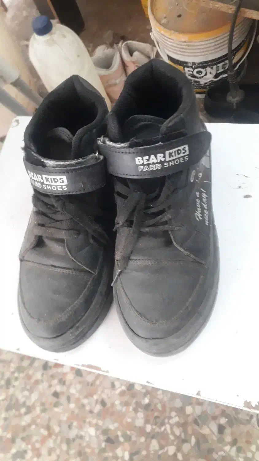 کفش کتانی|کیف، کفش، کمربند|رشت, استقامت ۲|دیوار