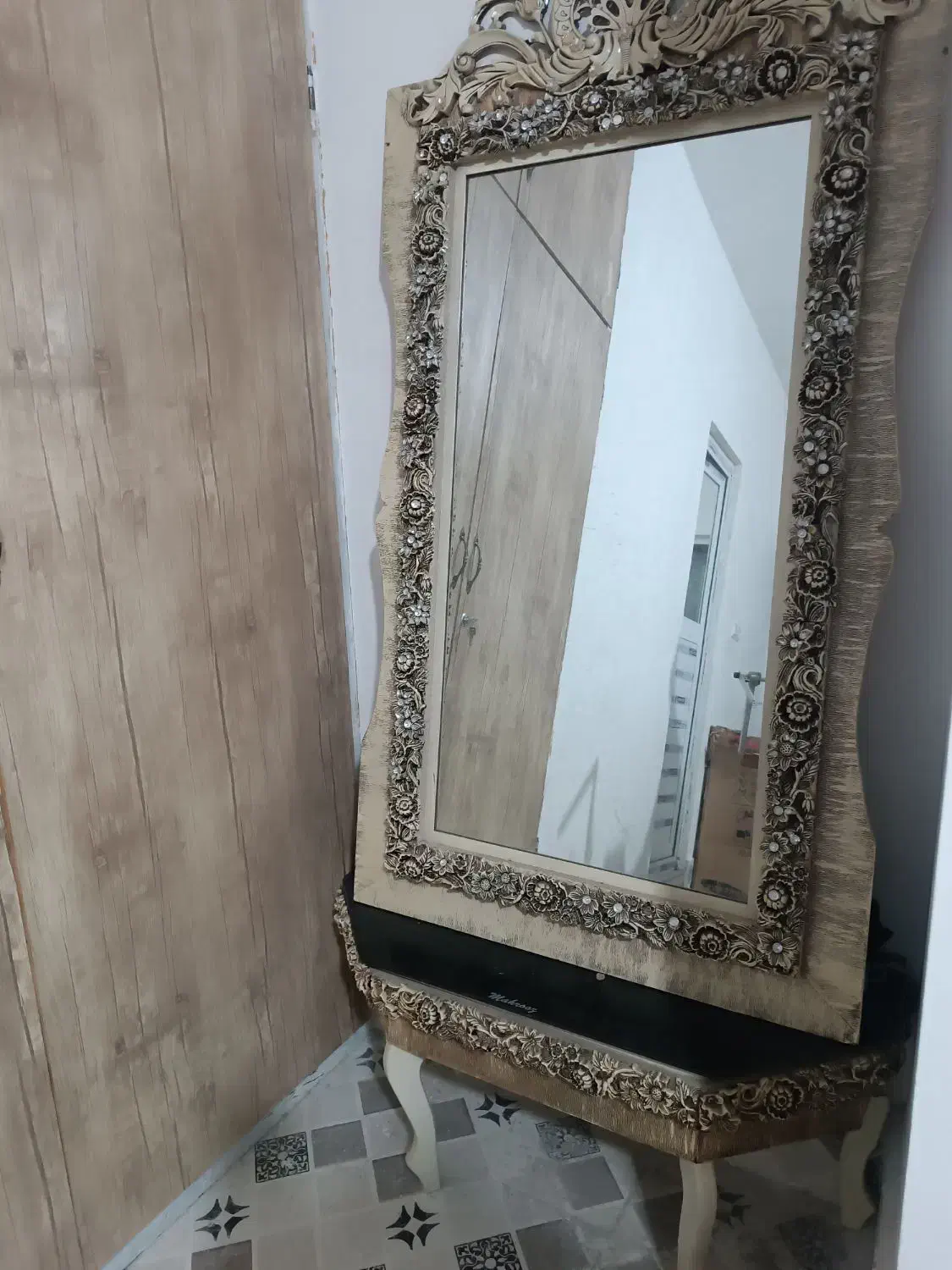 اینه|آینه|رباط‌کریم, رباط‌کریم|دیوار