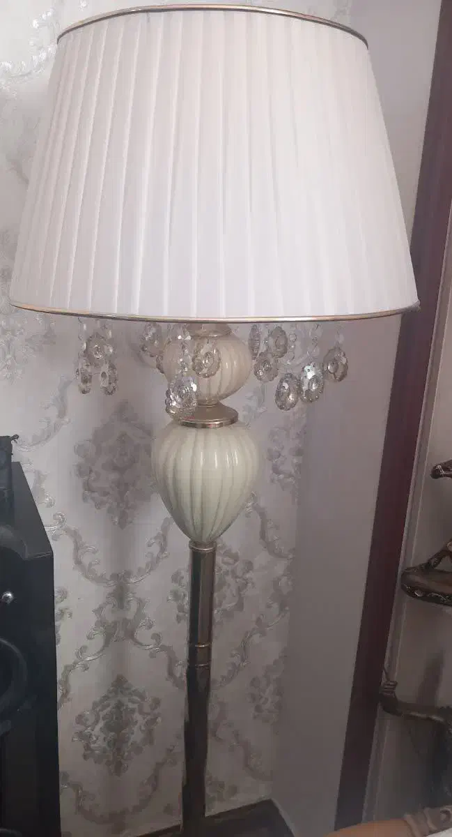 آباژور پایه بلند بسیار نو و شیک|چراغ خواب و آباژور|کرج, باغستان|دیوار