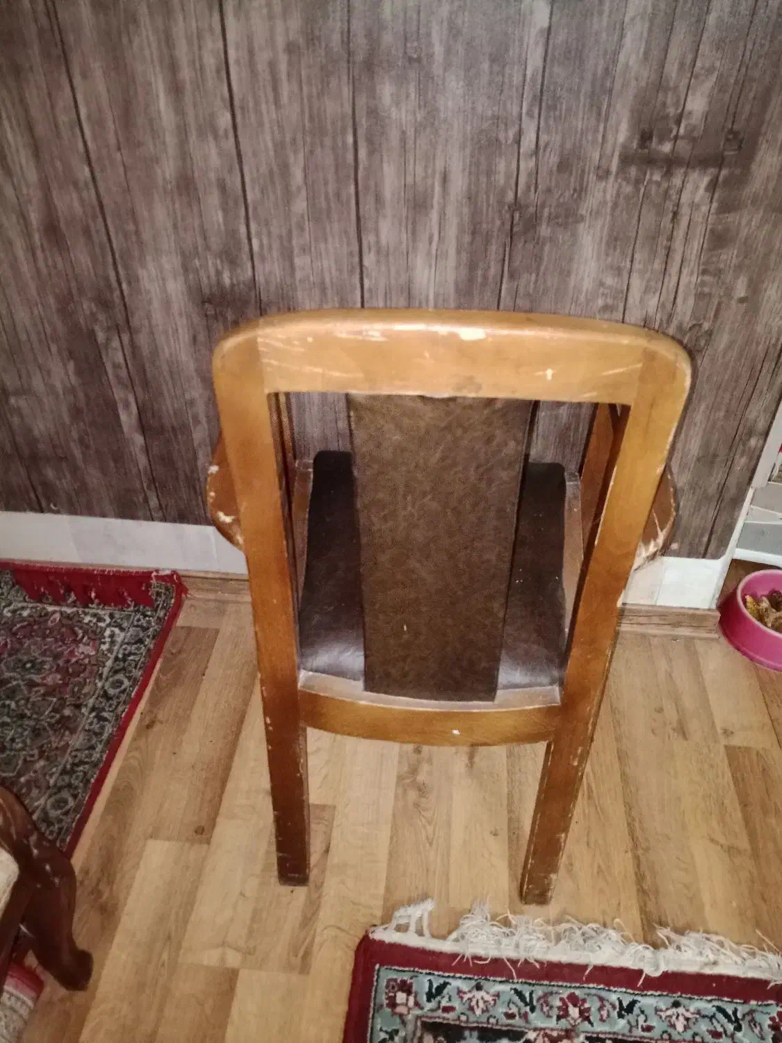 صندلی چوبی|صندلی و نیمکت|نمین, |دیوار