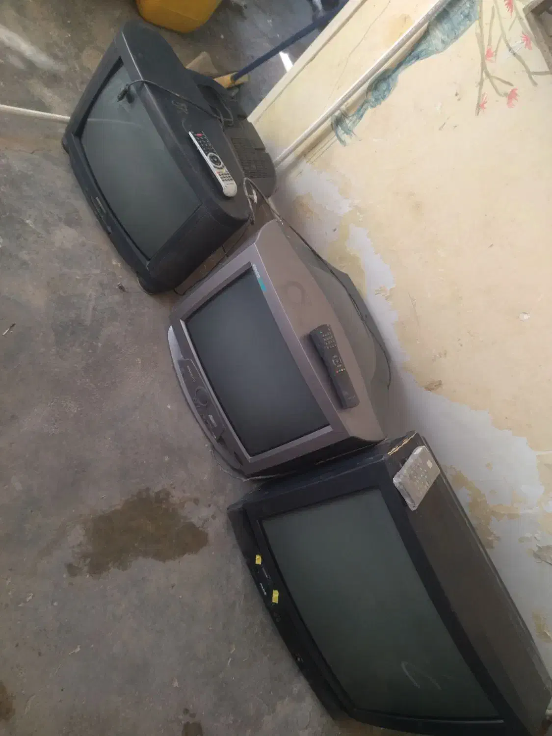 سه عدد تلویزیون کار میکنه|تلویزیون و پروژکتور|فردوس (خراسان), |دیوار