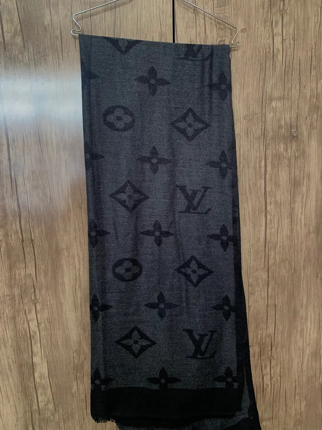 دو عدد شال|لباس|مشهد, تربیت (صدف)|دیوار