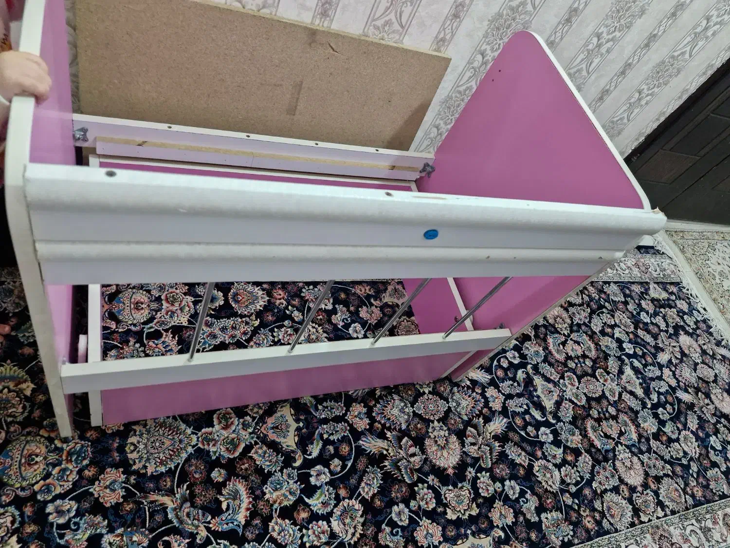 گهواره کنار تخت مادر|تخت و صندلی بچه|قم, عمار یاسر|دیوار