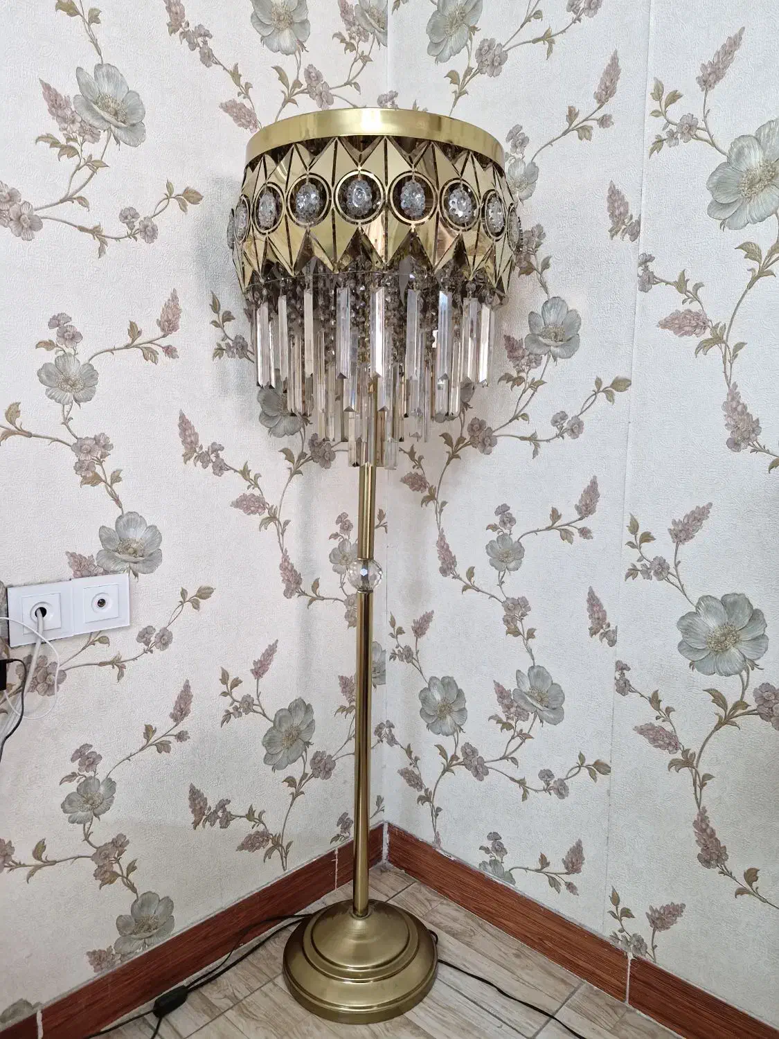 کنار سالنی طلایی رنگ ثابت|چراغ خواب و آباژور|قرچک, زیبا شهر|دیوار