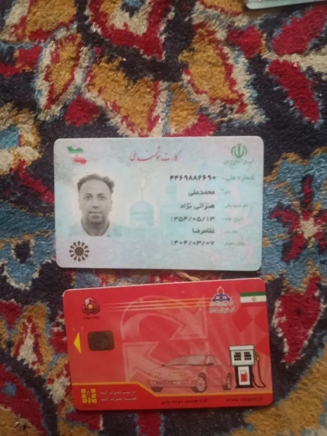 یک کیف کارت پیدا شده که حاوی مدارک مهمه|اشیا|تفت, |دیوار