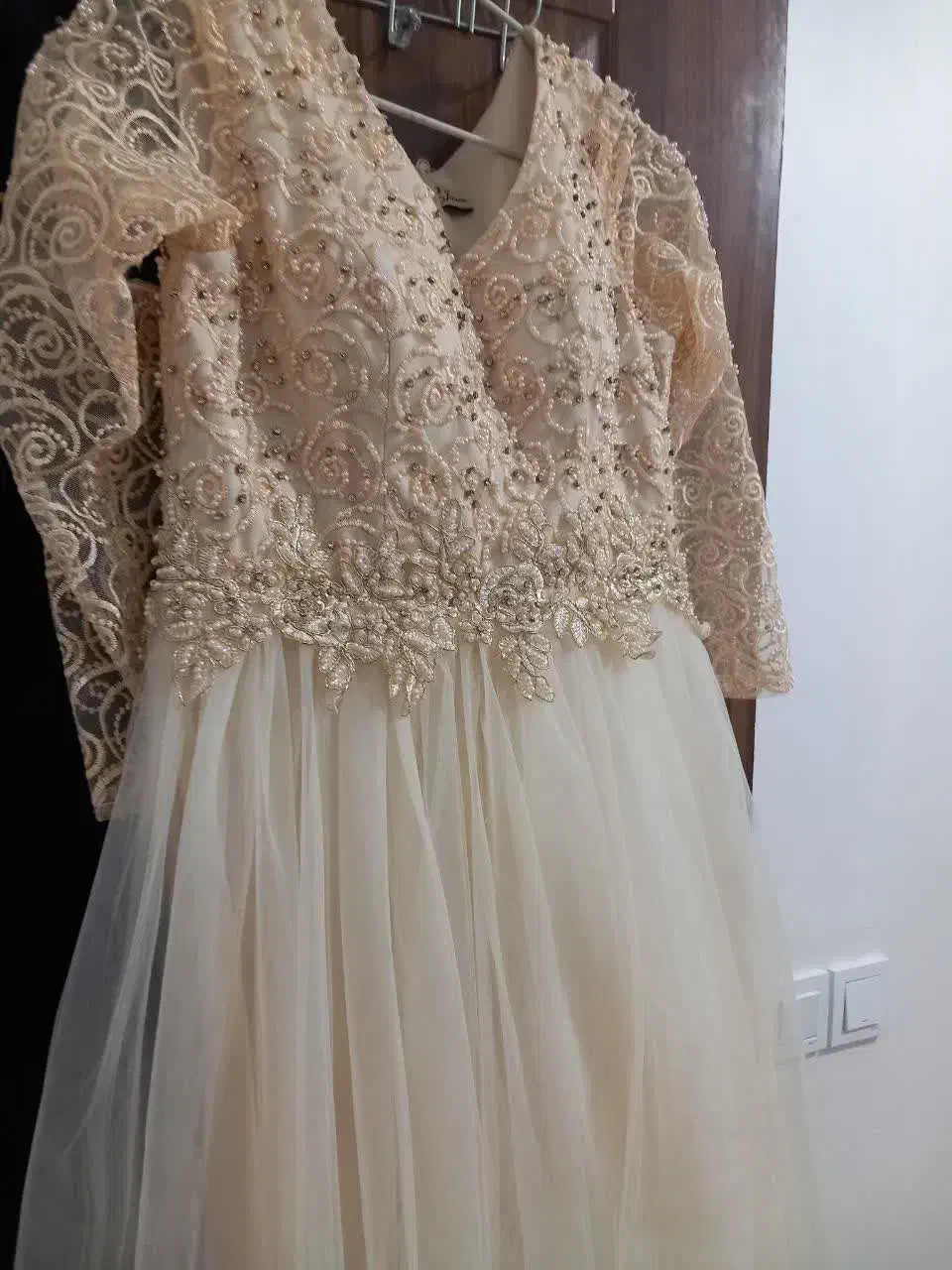 لباس مجلسی|لباس|فردیس, نیروگاه برق|دیوار