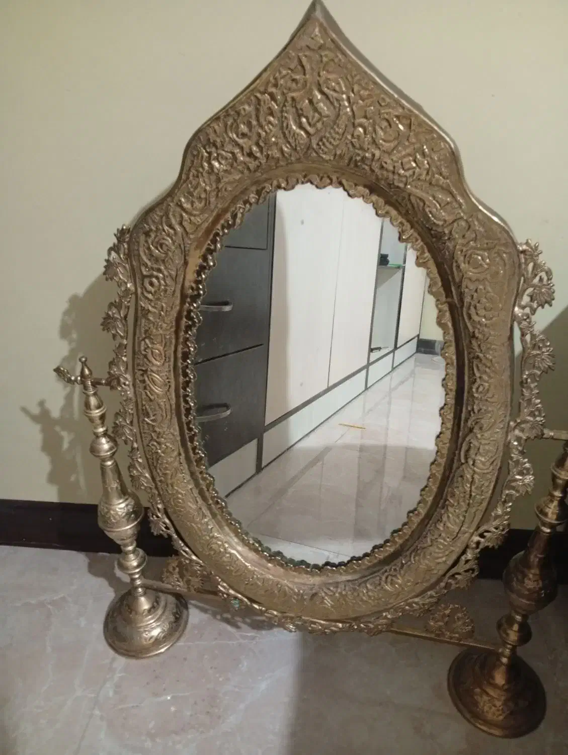 اینه بدون شمعدان|آینه|اصفهان, باغ زرشک|دیوار