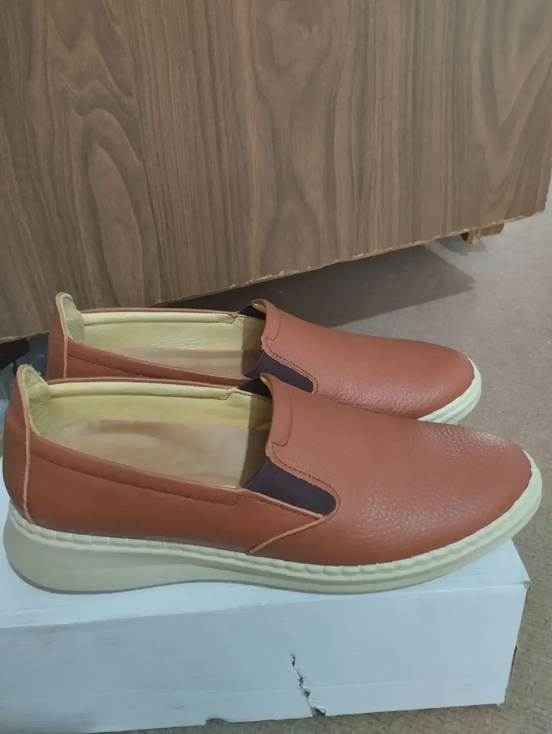 کفش آکبند و نوو|کیف، کفش، کمربند|مهاجران, |دیوار