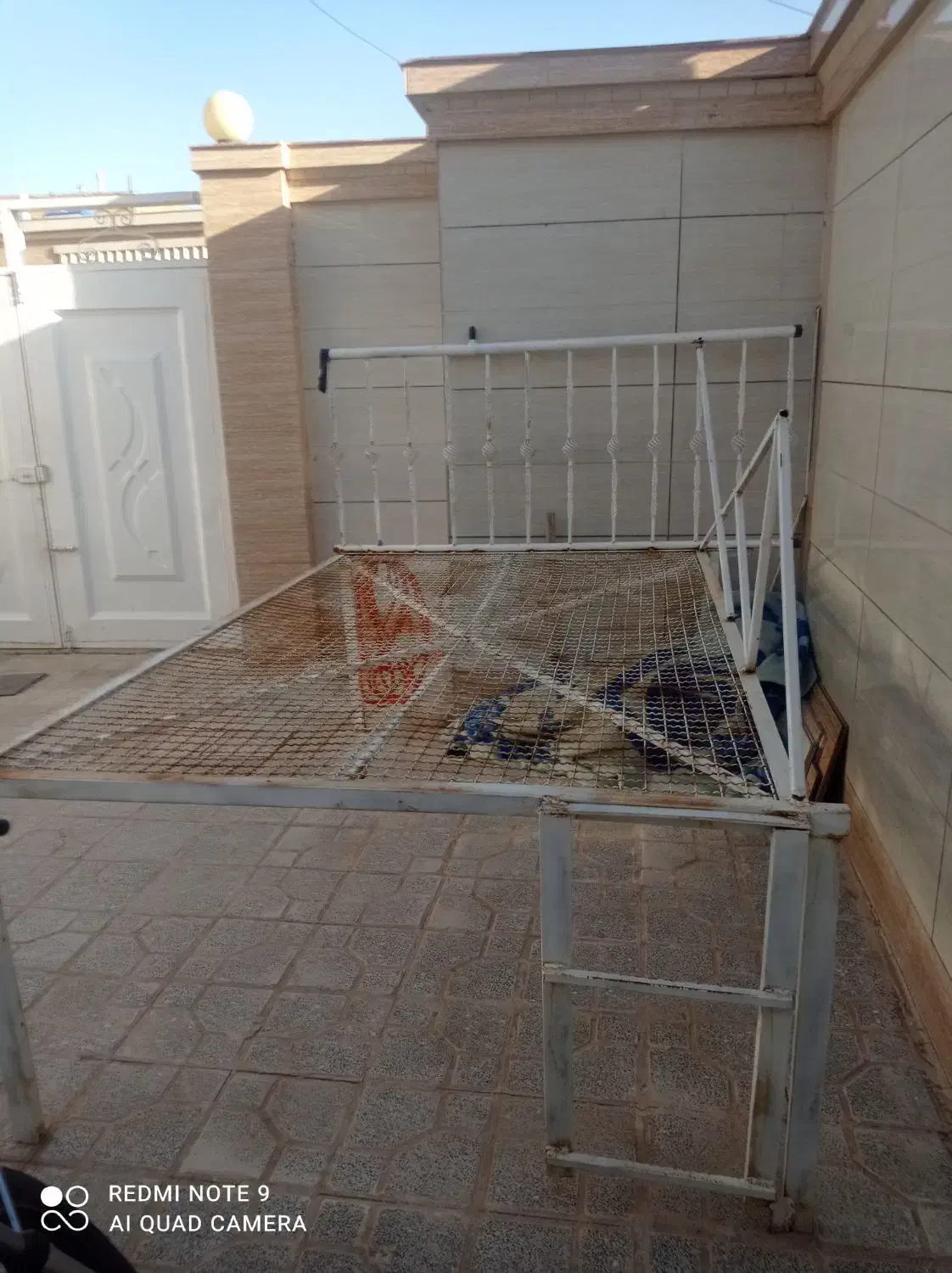 تخت آهنی|تخت و سرویس خواب|تربتحیدریه, باغ سلطانی|دیوار