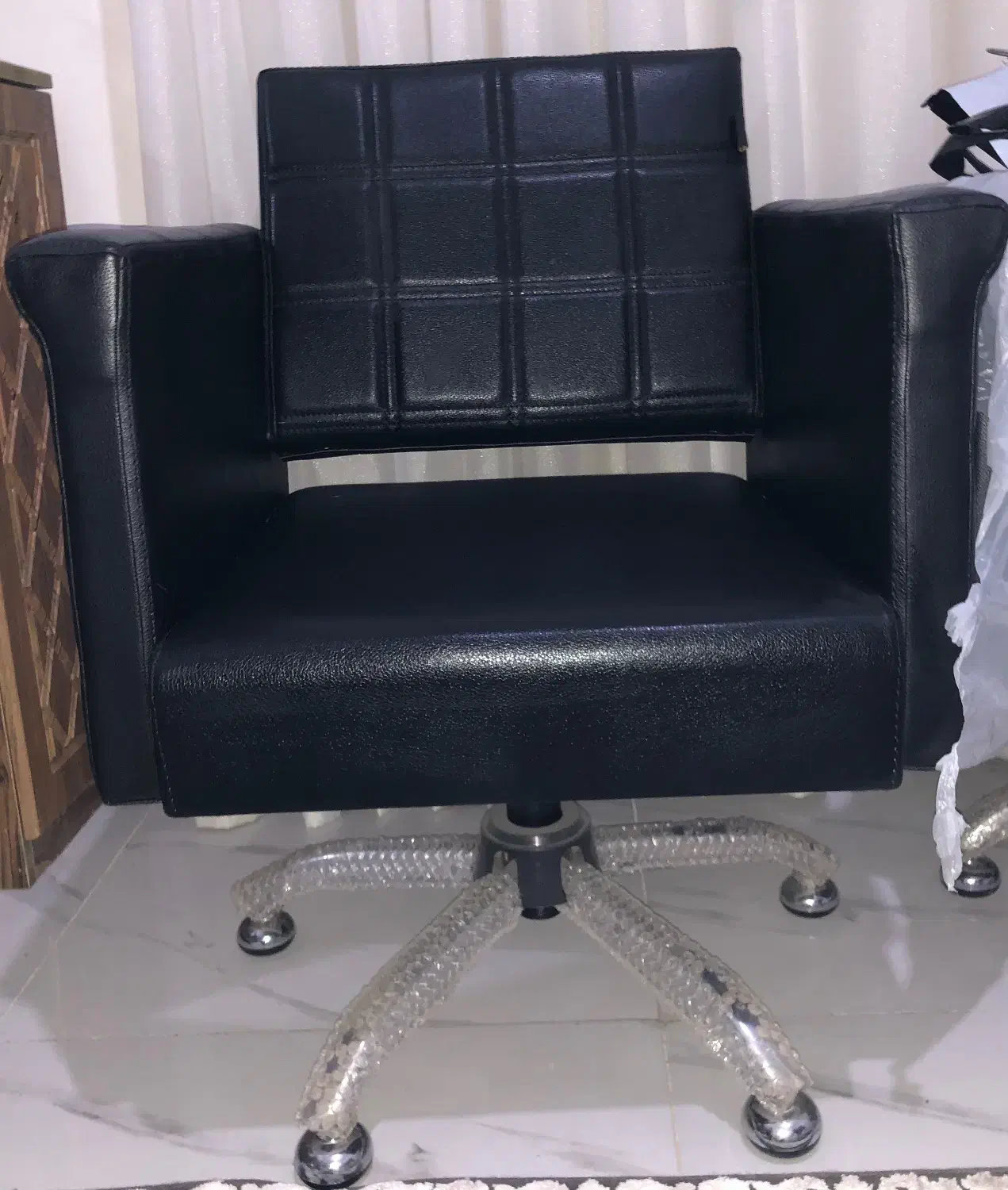 صندلی گردون سالن زیبایی|آرایشگاه و سالنهای زیبایی|چالوس, |دیوار