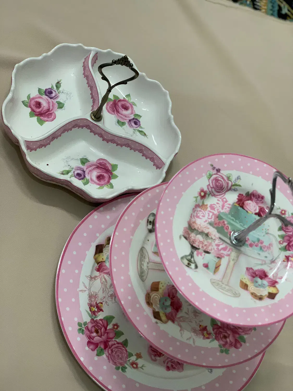 تعدادی ظروف در حد نو|ظروف سرو و پذیرایی|بجنورد, |دیوار