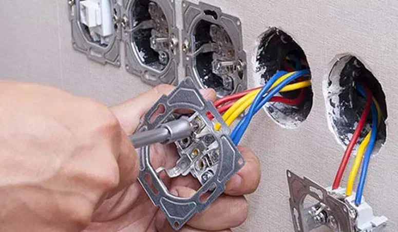 برقکار ، برقکشی|خدمات پیشه و مهارت|بروجرد, |دیوار