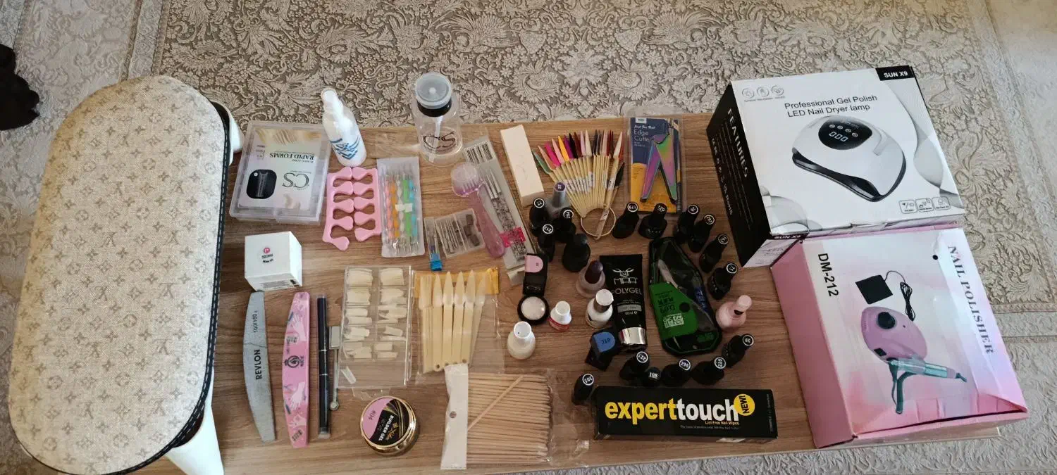 وسایل دوره کاشت ناخون|آرایشگاه و سالن‌های زیبایی|دوگنبدان, |دیوار