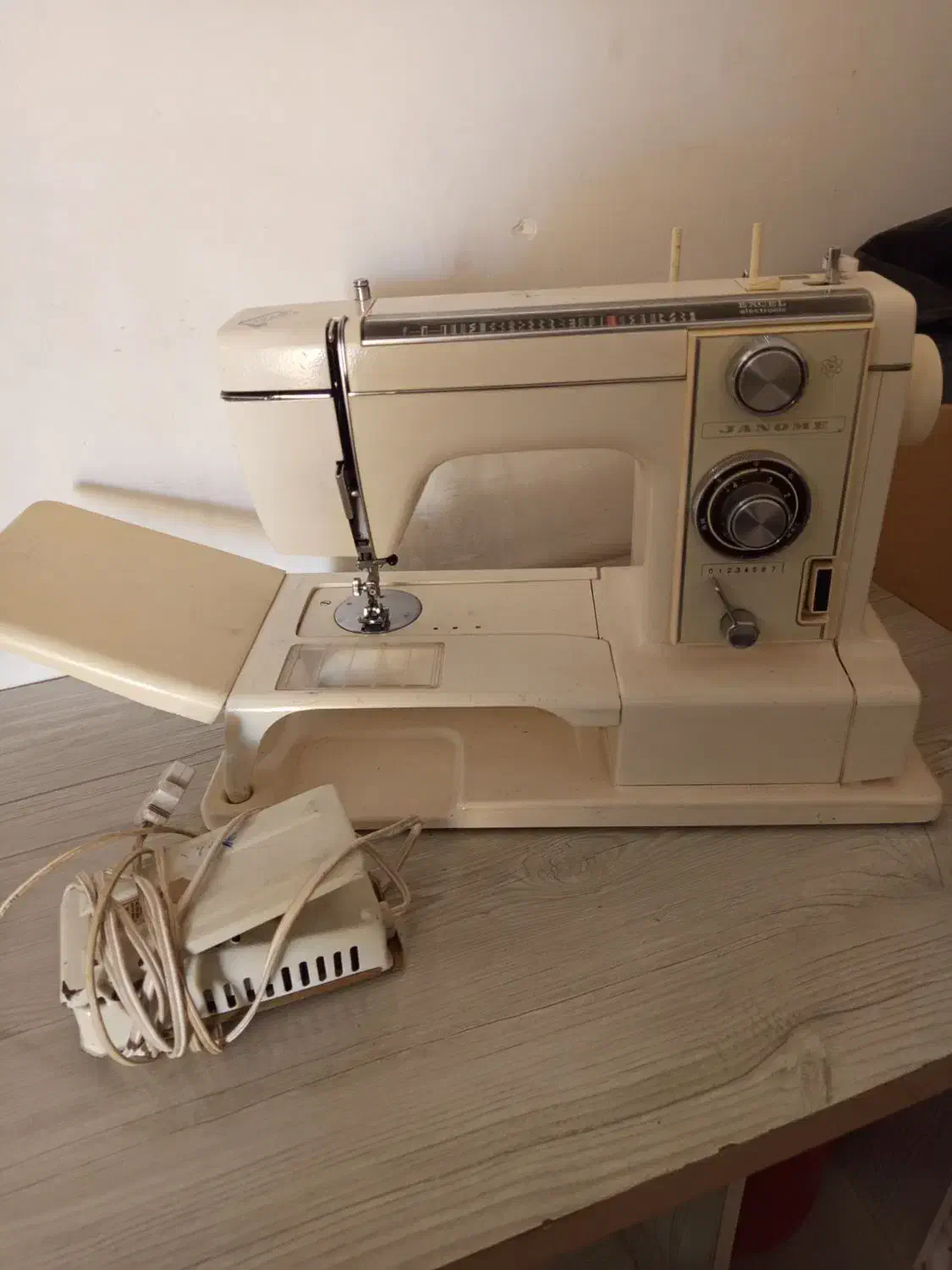 چرخ ژانومه 815|چرخ خیاطی و ریسندگی|گناباد, |دیوار