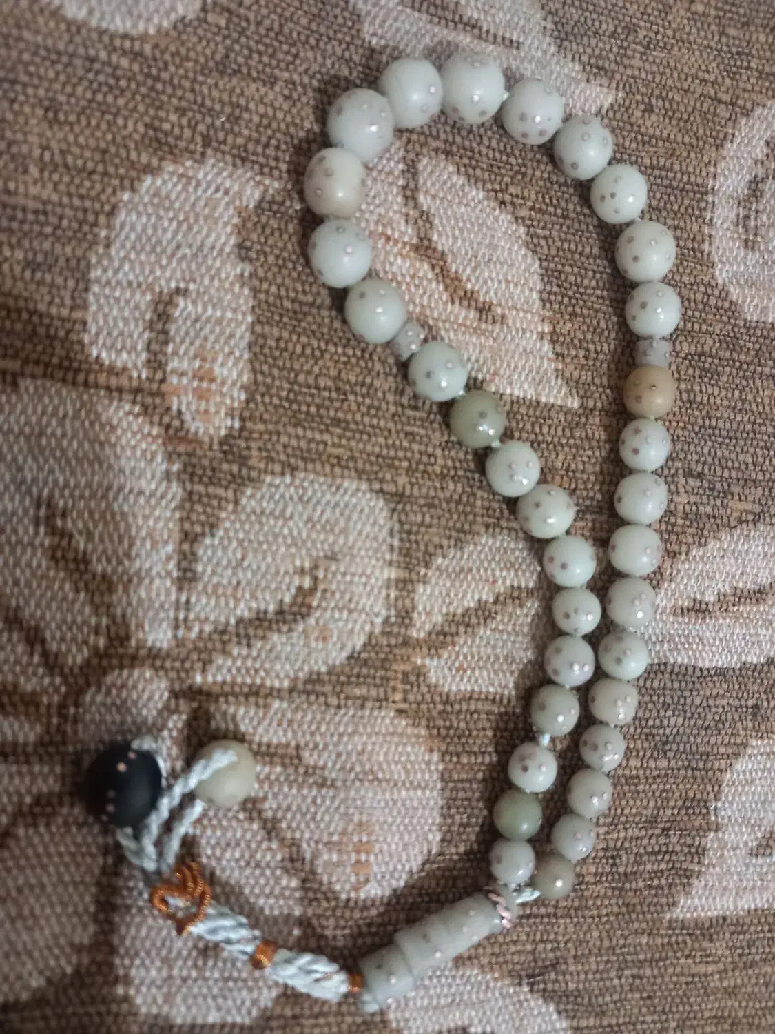 تسبیح هسته خرما|کلکسیون اشیاء عتیقه|کبودرآهنگ, |دیوار