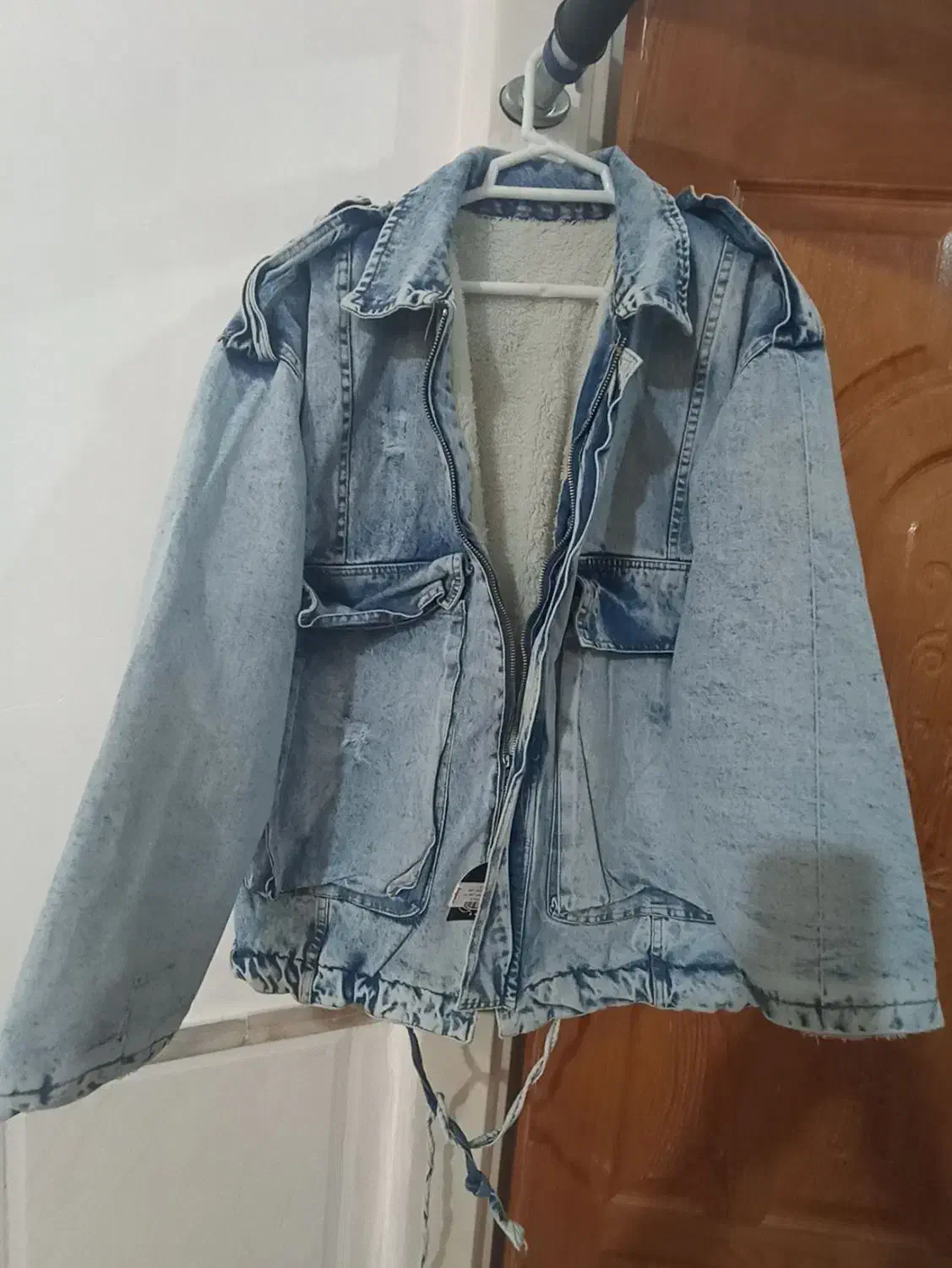 کاپشن لی|لباس|قم, ولیعصر|دیوار