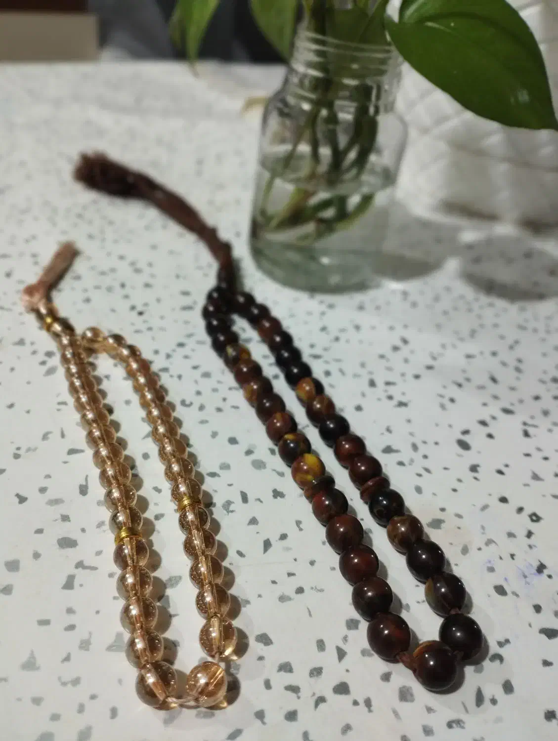 تسبیح سنگ ببری و زینتی خوش رنگ|کلکسیون اشیاء عتیقه|میاندوآب, |دیوار