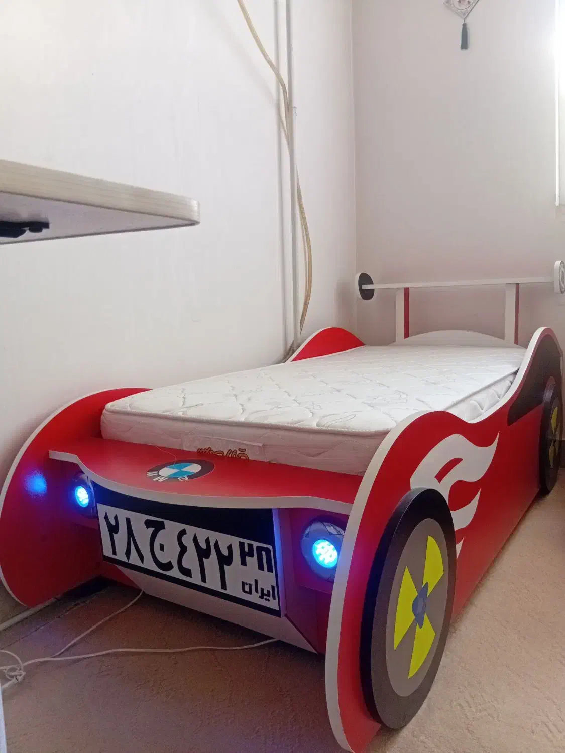 تخت کودک طرح ماشین چراغدار|تخت و صندلی بچه|ملایر, |دیوار