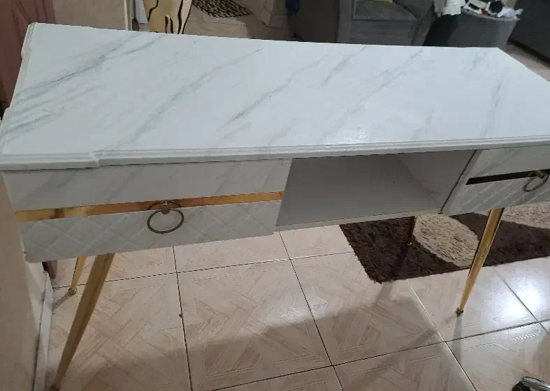 فروش میز ناخن شیک و سالم|آرایشگاه و سالن‌های زیبایی|رشت, پاستوریزه|دیوار