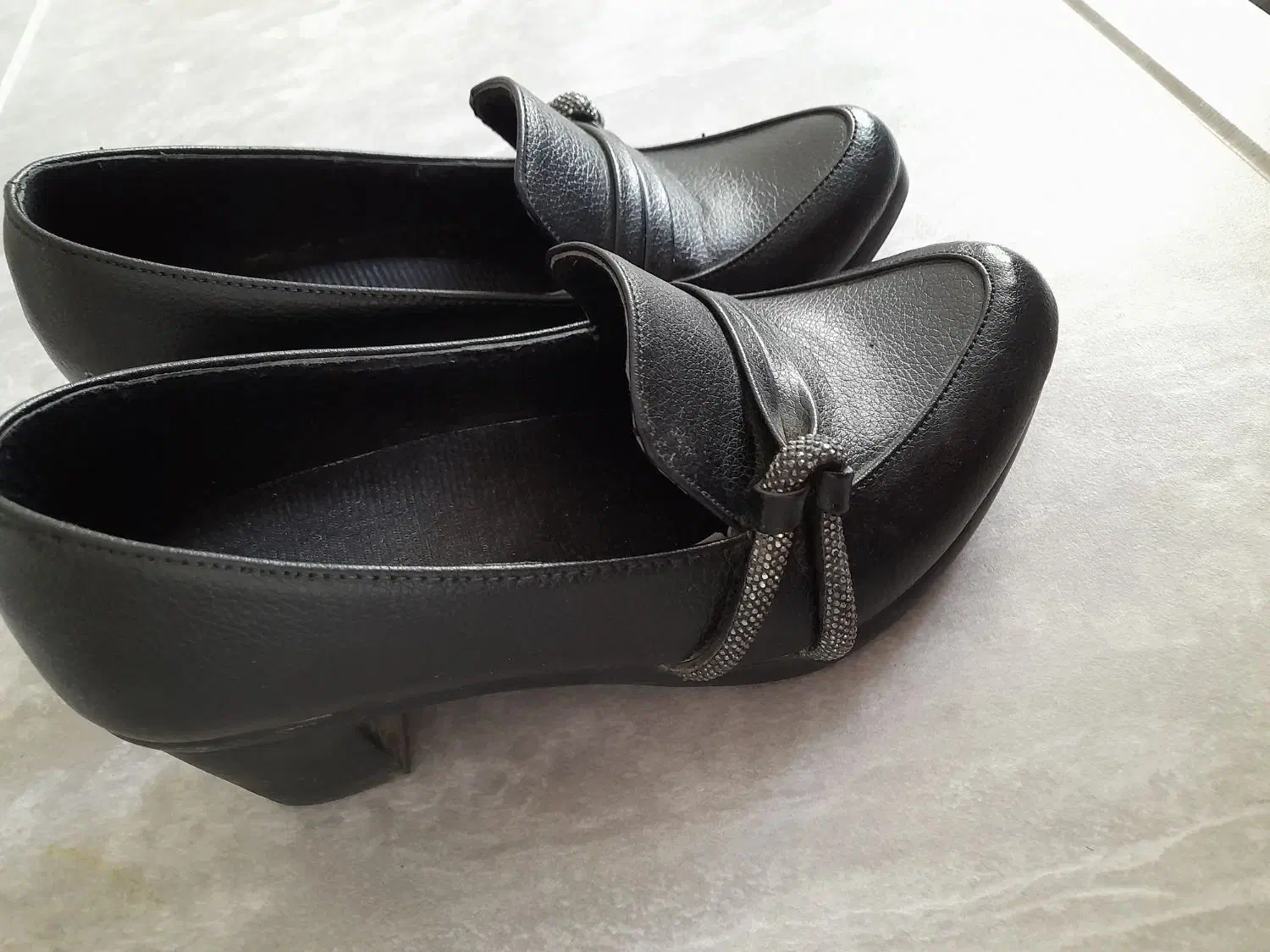 کفش|کیف، کفش، کمربند|نیشابور, گنبد سبز|دیوار