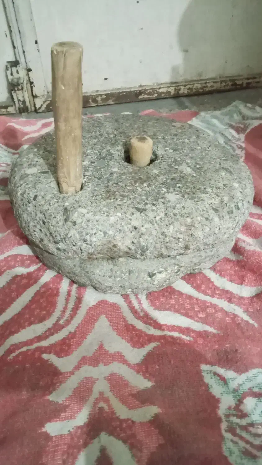 سنگ اسیاب گندم|کلکسیون اشیاء عتیقه|مشهد, ایثار|دیوار