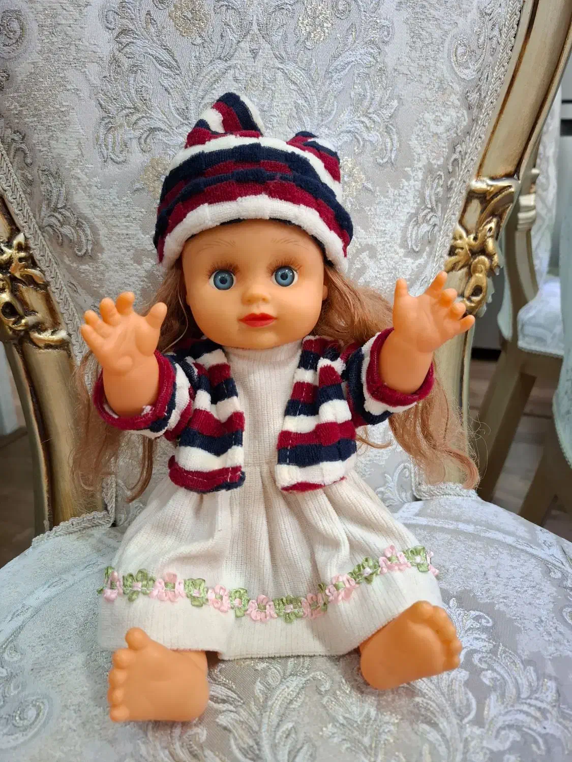 عروسک چشم آبی با کت و کلاه|اسباب‌‌بازی|چالوس, |دیوار