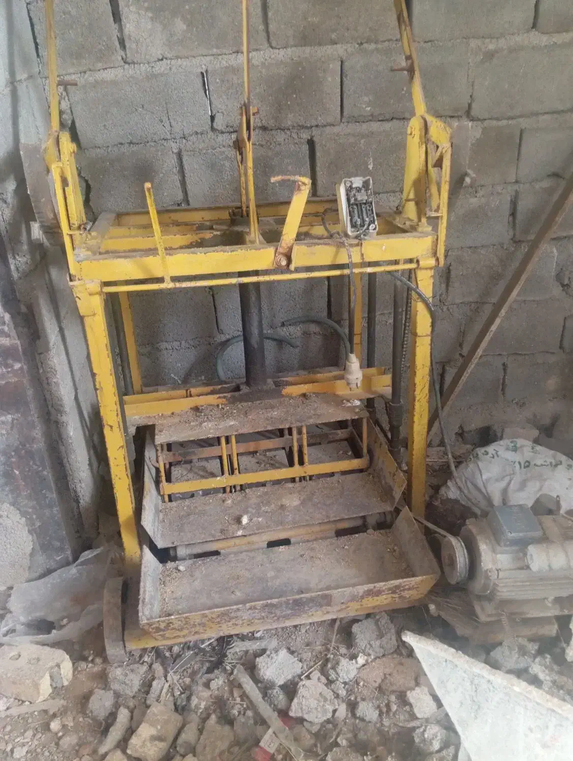 بلوک زن در حد نو|ماشین‌آلات صنعتی|قیدار, |دیوار