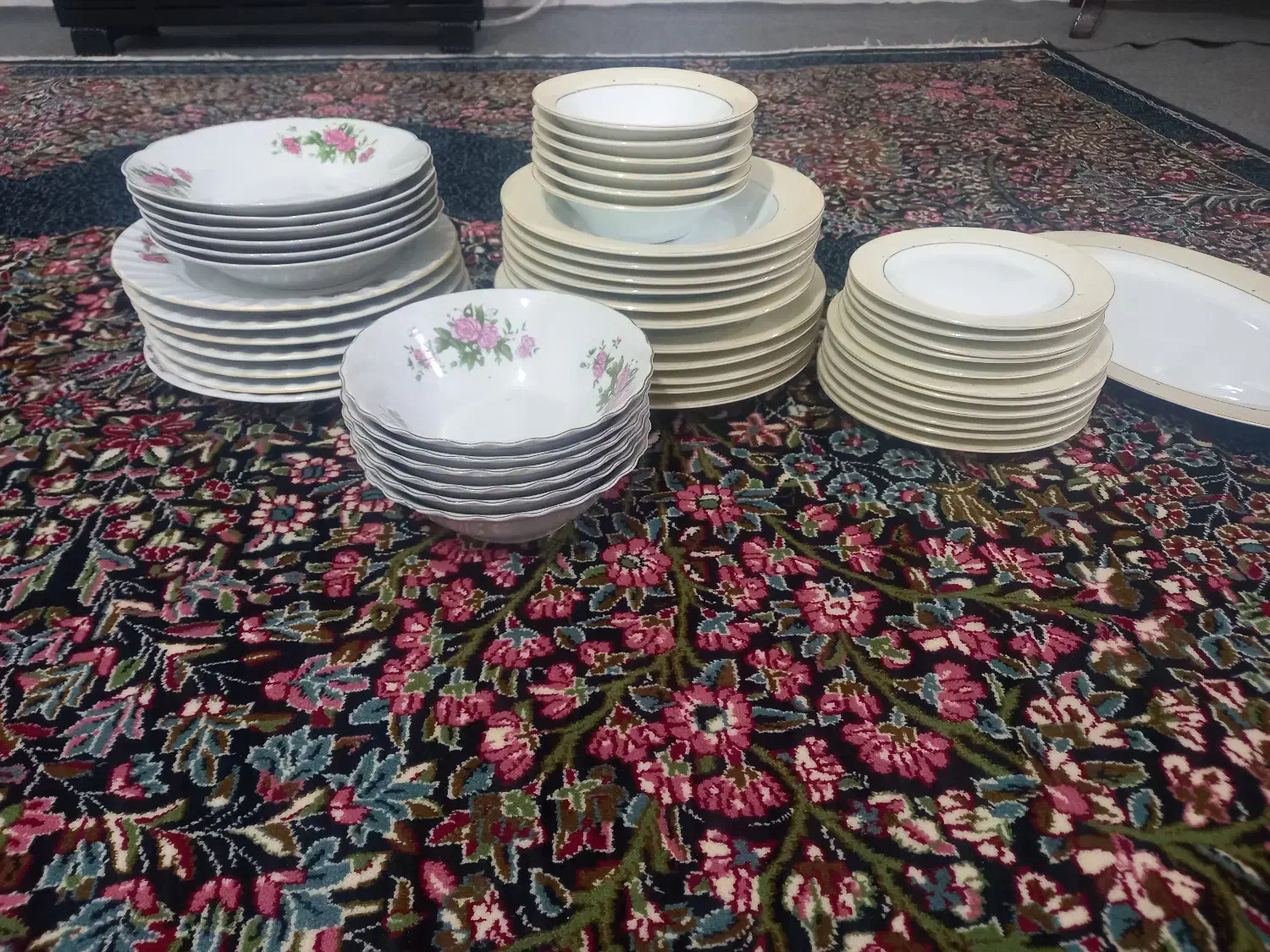 مقداری ظروف چینی|ظروف سرو و پذیرایی|بروجرد, |دیوار