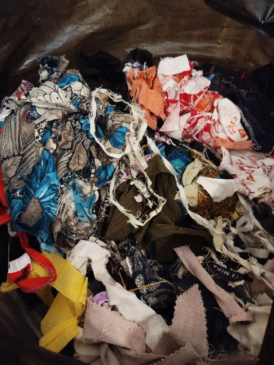 دور ریز و خورده پارچه|لوازم خیاطی و بافتنی|شیراز, کوشک میدان|دیوار